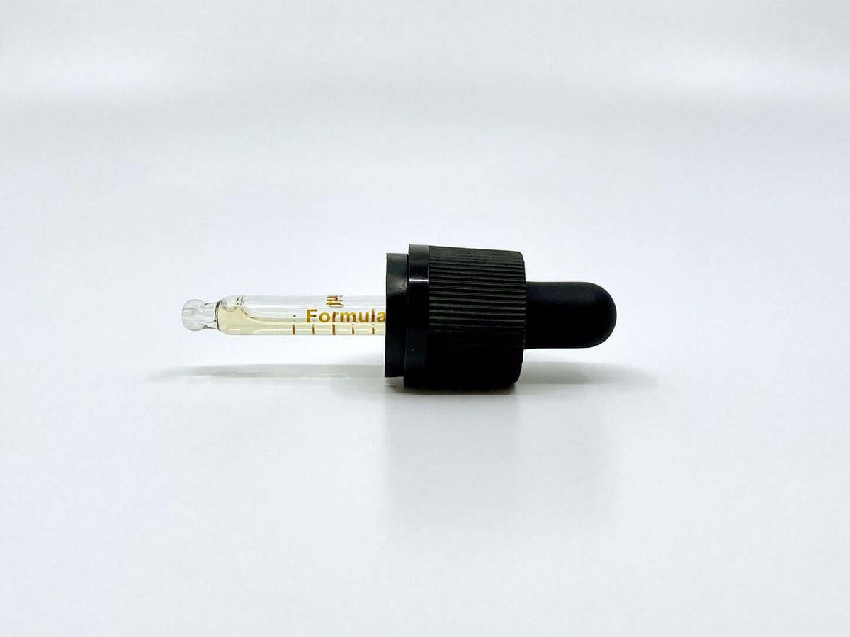 Apelsinų skonio CBD aliejaus pipetė baltame fone