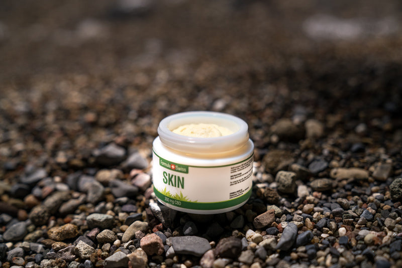 Atidarytas Formula Swiss CBD Skin balzamo indelis, 300 mg CBD, ant akmenuoto paplūdimio