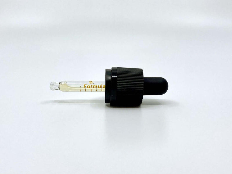 Formula Swiss RAW CBD aliejaus kanapių sėklų aliejuje lašintuvas baltame fone