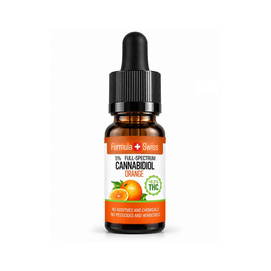 Formula Swiss apelsinų skonio CBD aliejus, 5 % viso spektro CBD, <0,2 % THC, gintarinio stiklo buteliukas baltame fone